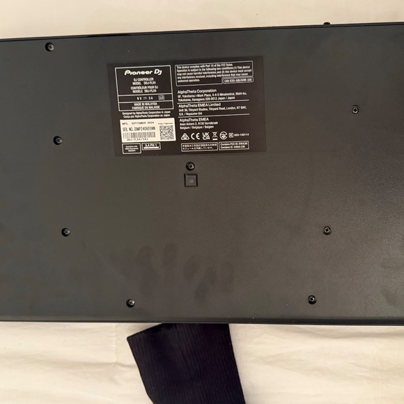 Pioneer DJ DDJ-FLX4 DJ Controller - Picture 2 of 2
